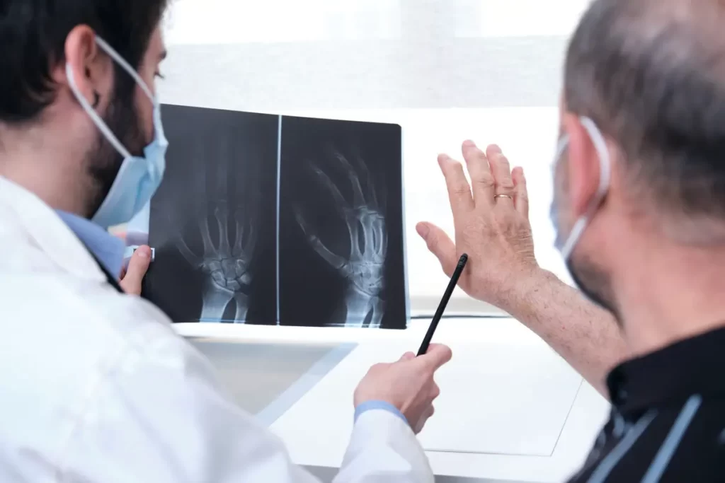 Osteoartritis je degenerativna bolest zglobova koja dovodi do toga da se tkiva u zglobovima vremenom raspadaju(foto Ilustracija: Envato)
